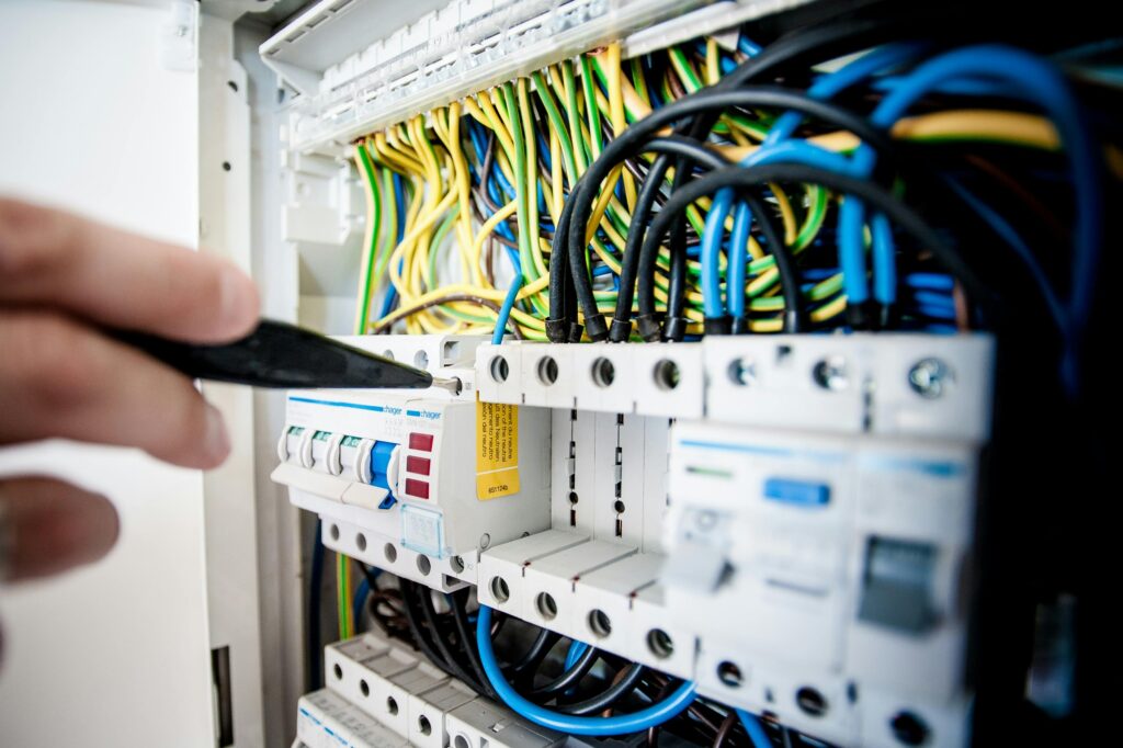 Hire Electrician in glassmanor